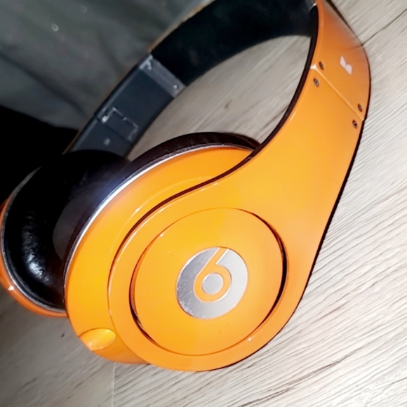 ORANGE BEAT HEADPHONES